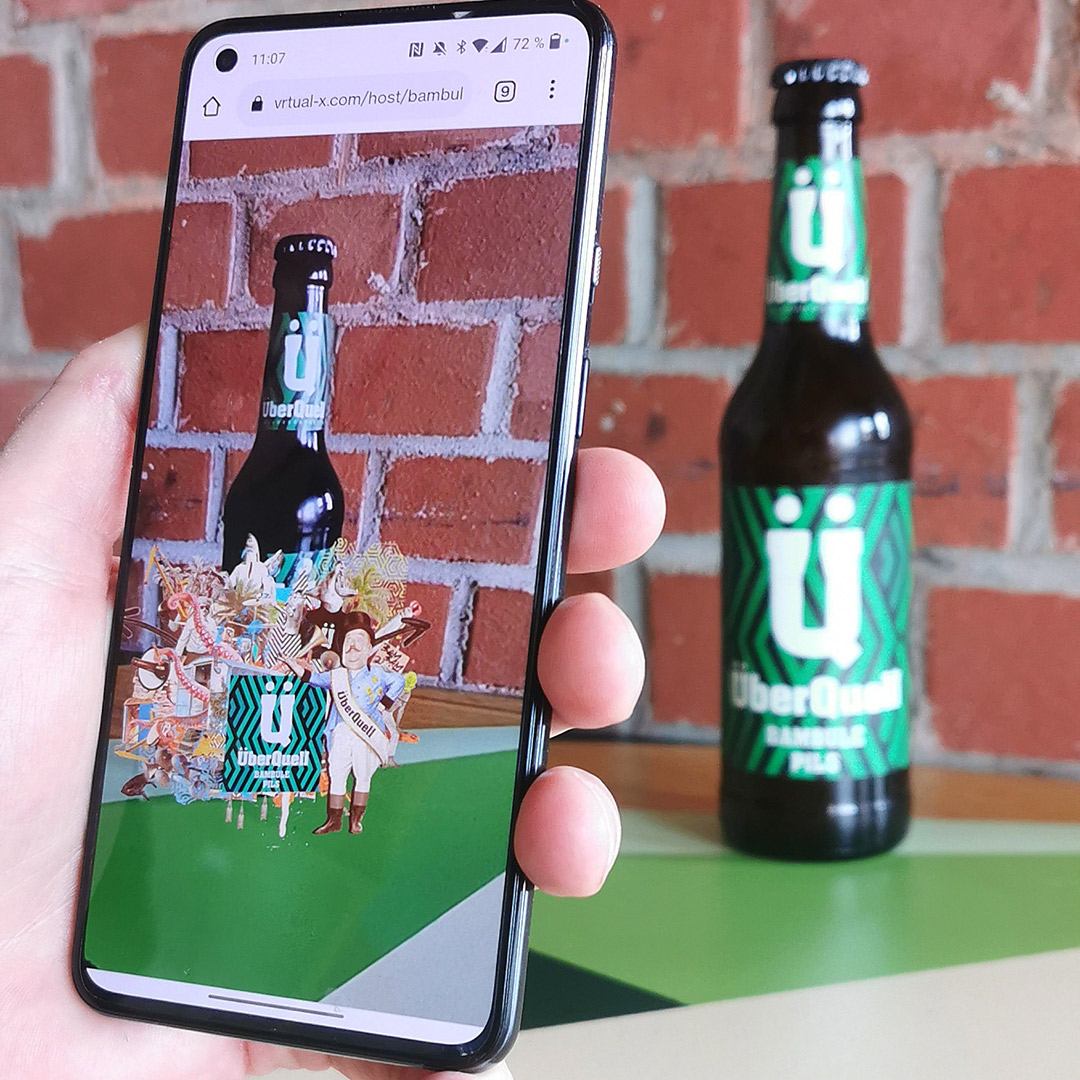 Mit Augmented Reality und einem Smartphone wird das Etikett der Craftbier-Flasche zu Leben erweckt, indem eine AR-App aufgerufen wird.