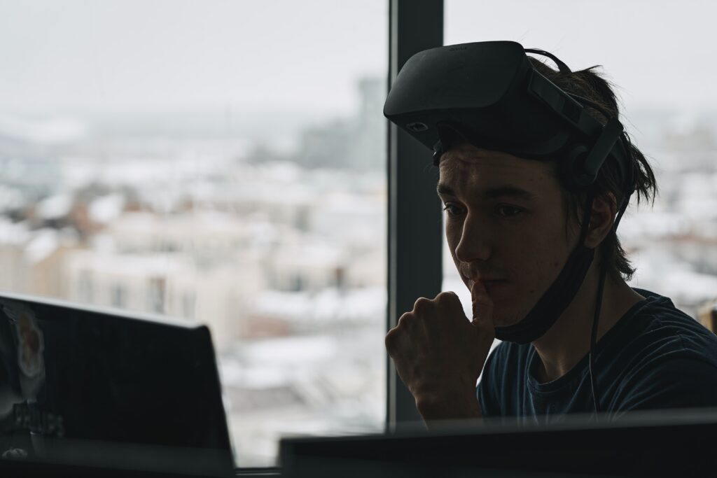 VR findet zunehmend Verwendung im Alltag. Ein Mitarbeiter verwendet sein VR-Headset während der Arbeit.