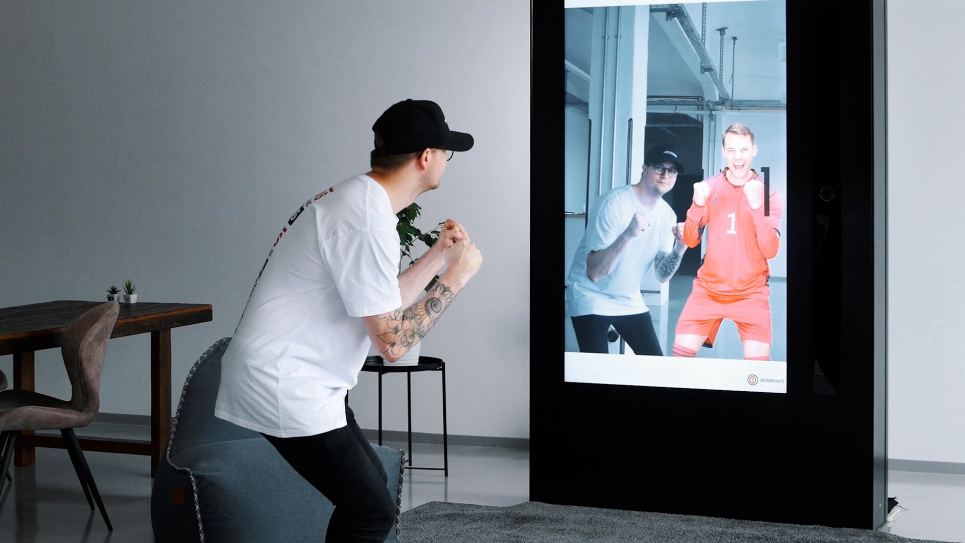 Der digitale Augmented Reality Spiegel Selfie X ist eine Fotobox für Selfies mit einem Promi. Pose with the Pros