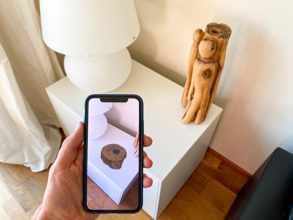 Augmented Reality App: ein Objekt wird via AR mit einem Smartphone als Hologram auf einen Tisch projiziert.