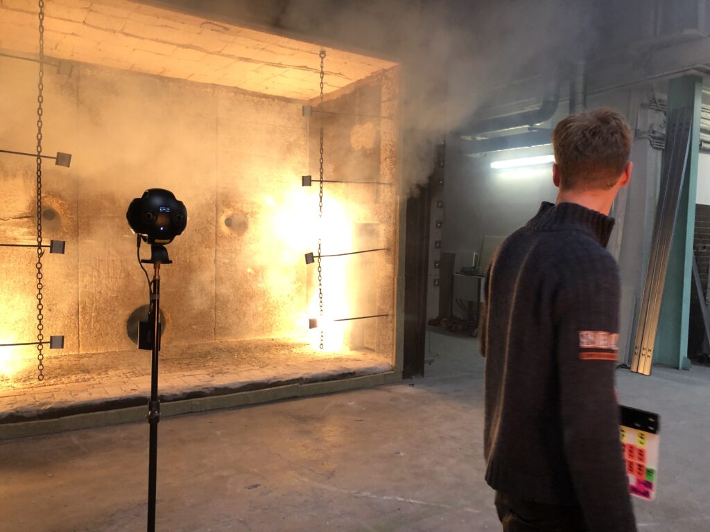 Dreharbeiten für ein 360°-Video vor einem Ofen für Brandschutztests.
